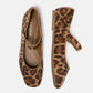 Ballerine animalier con cinturino e fibbia