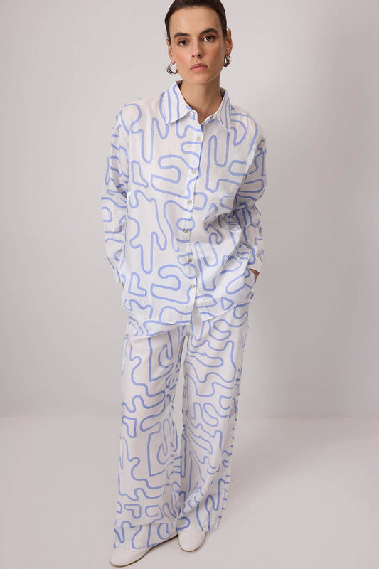 Set camicia e pantaloni in viscosa con stampa astratta
