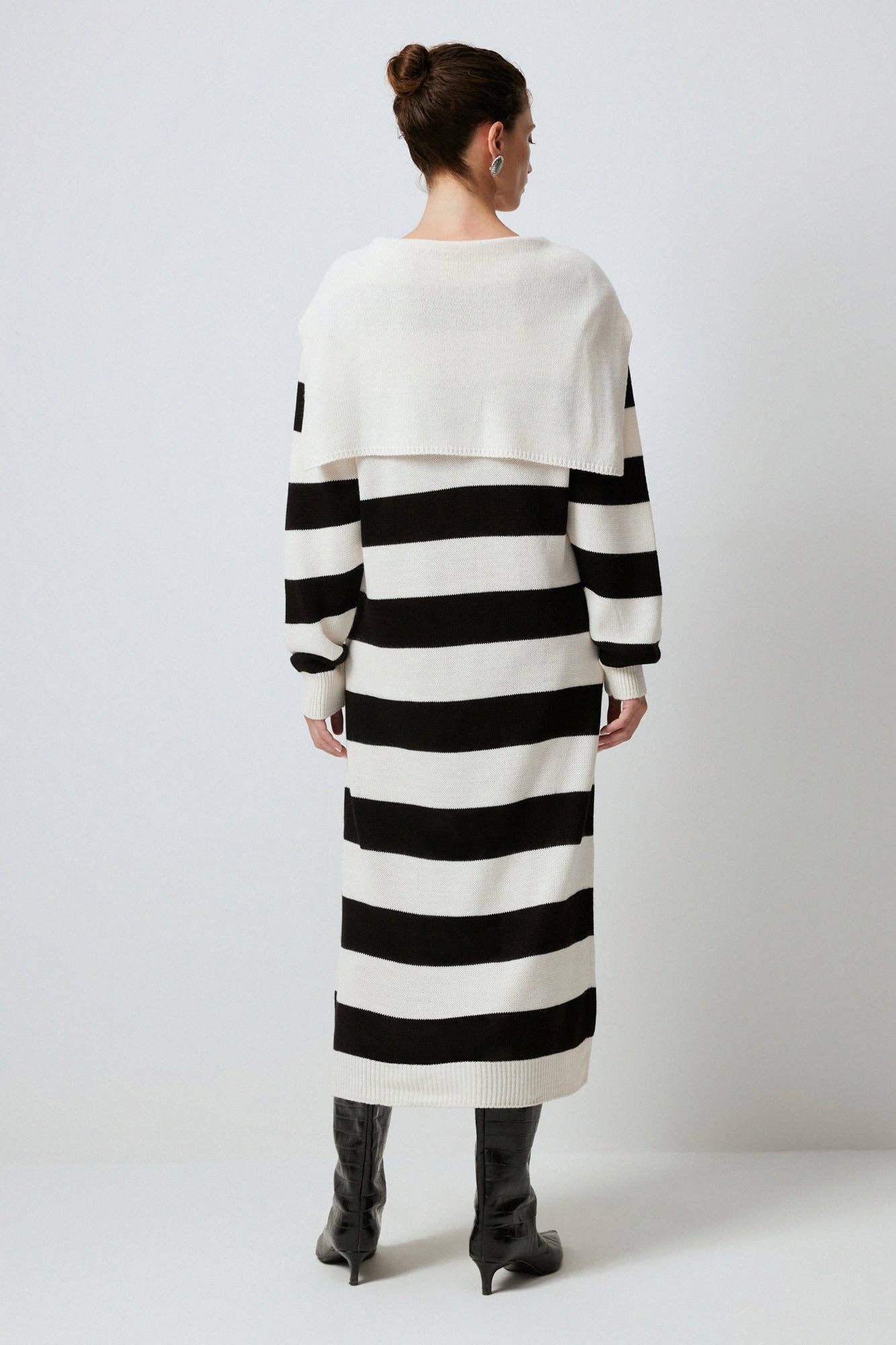 Abito in maglia a righe con colletto ampio