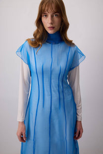 Abito lungo in maglia con sovrapposizione in organza trasparente blu