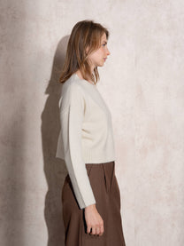 Maglia girocollo cropped in maglia morbida