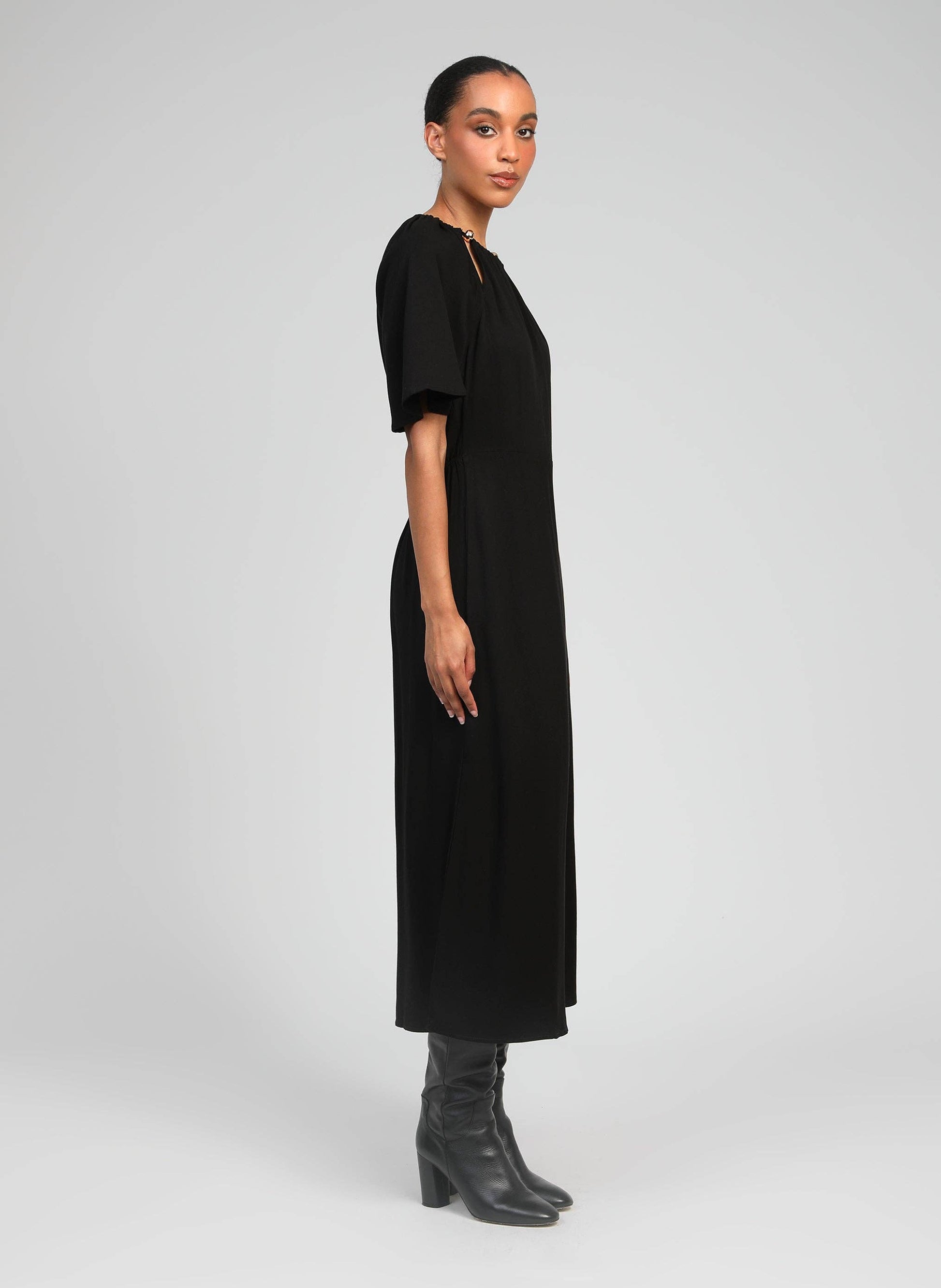 Abito lungo nero Moriana con maniche raglan