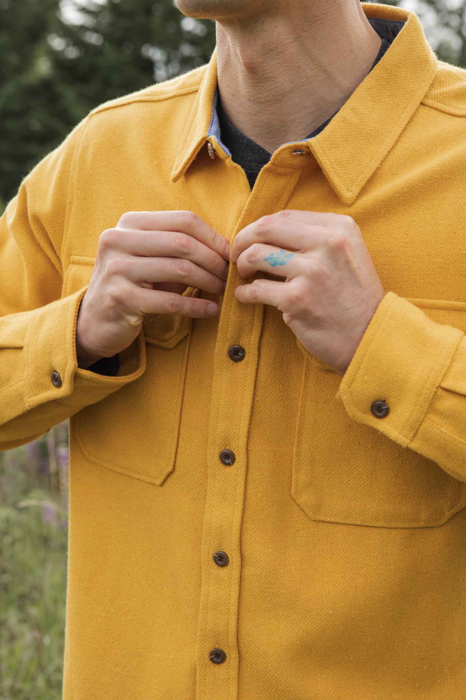 Overshirt in twill riciclato color oro antico