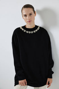 Maglione nero in maglia con perle applicate