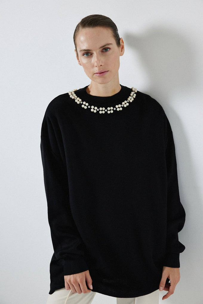 Maglione nero in maglia con perle applicate