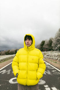 Piumino giallo in poliestere riciclato con cappuccio