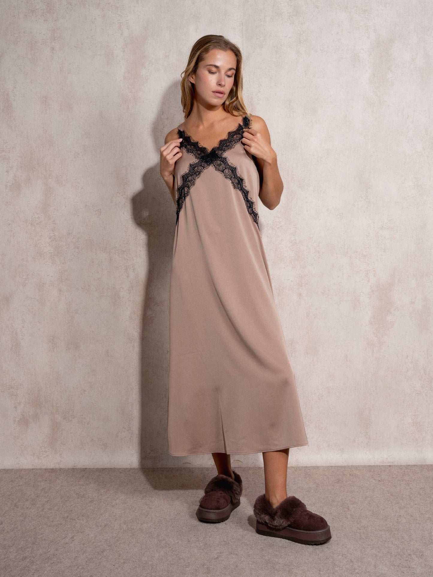 Abito sottoveste lungo con inserti in pizzo