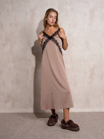 Abito sottoveste lungo con inserti in pizzo
