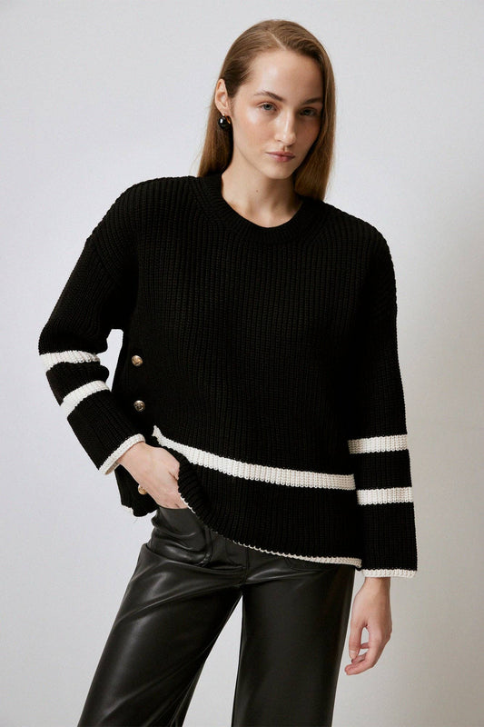 Maglione nero con bottoni dorati a contrasto