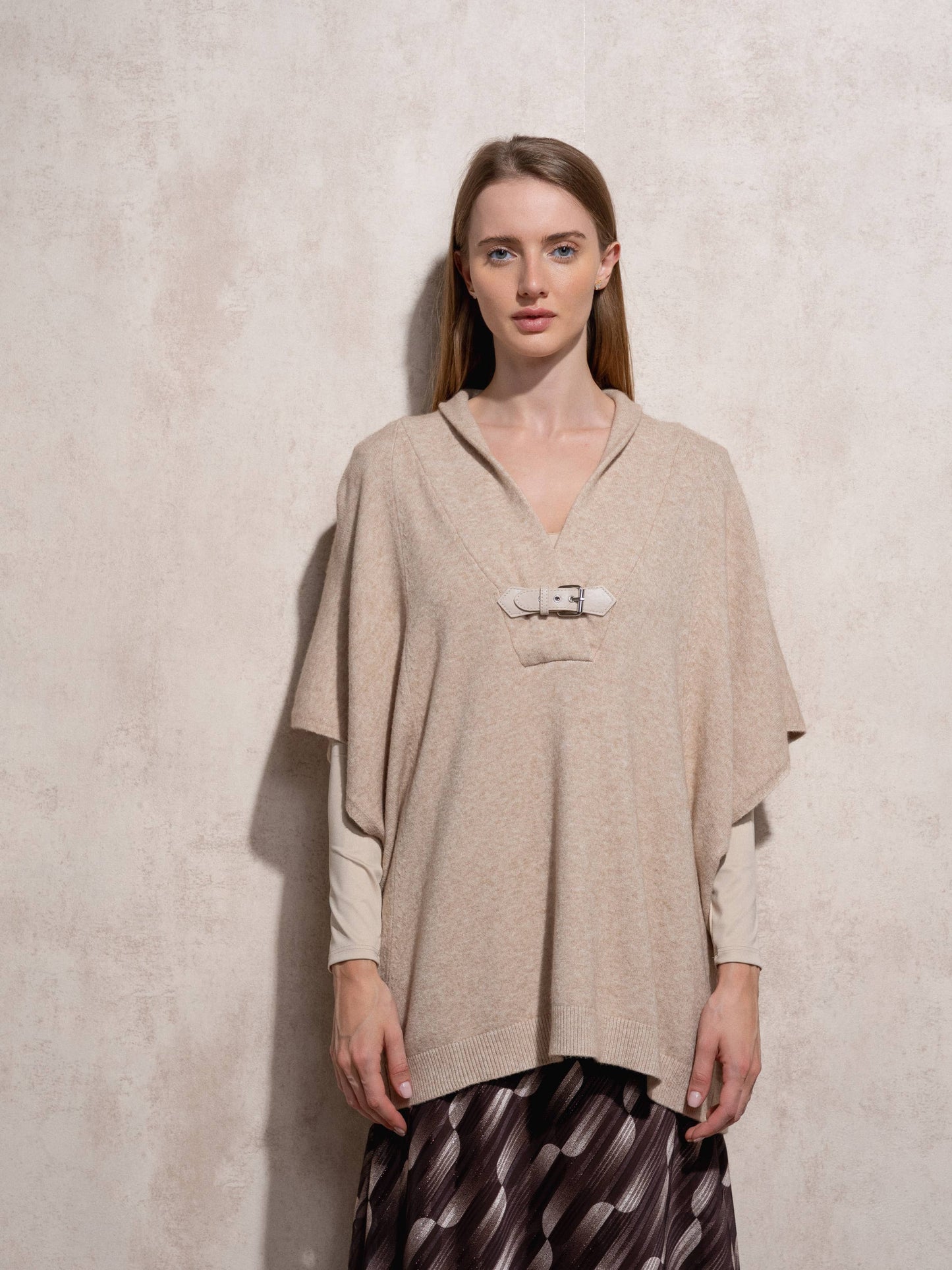 Cappa in maglia con fibbia decorativa