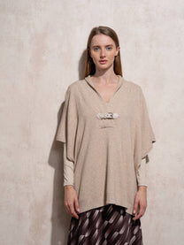 Cappa in maglia con fibbia decorativa