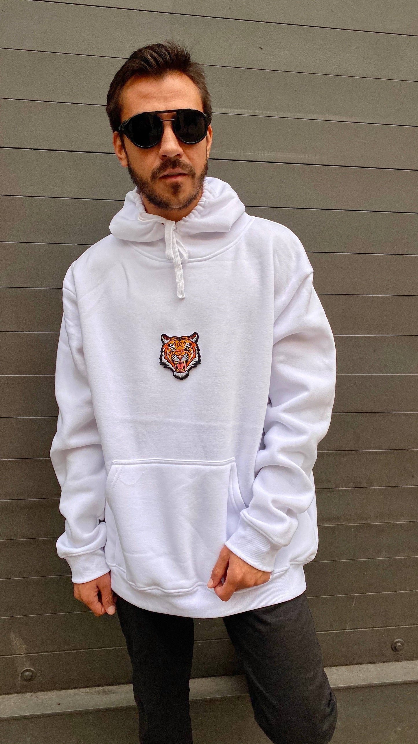 Felpa oversize bianca unisex con ricamo tigre
