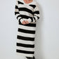 Abito in maglia a righe con colletto ampio
