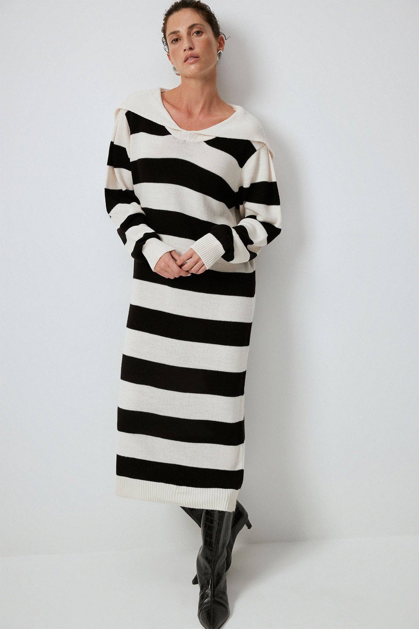 Abito in maglia a righe con colletto ampio
