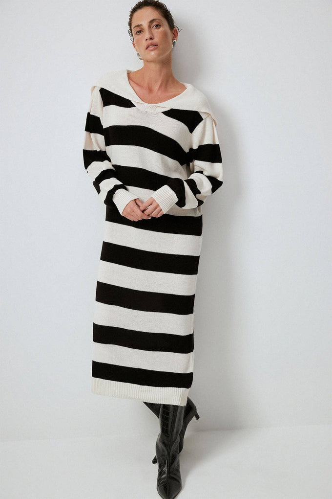 Abito in maglia a righe con colletto ampio