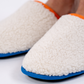 Pantofole in sherpa con dettagli arancioni e blu