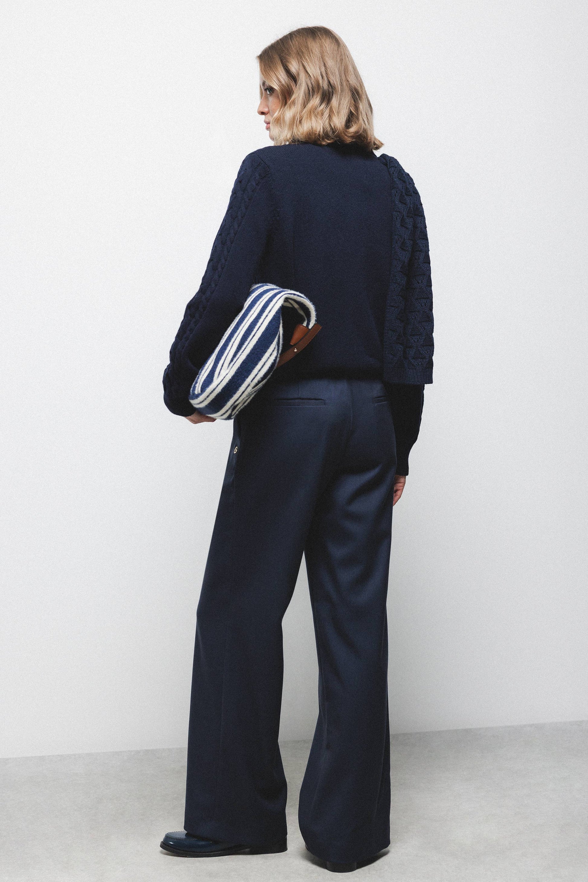 Pantaloni dritti essenziali con tasche oblique