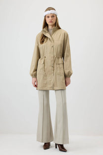 Giacca beige con colletto dritto e coulisse in vita