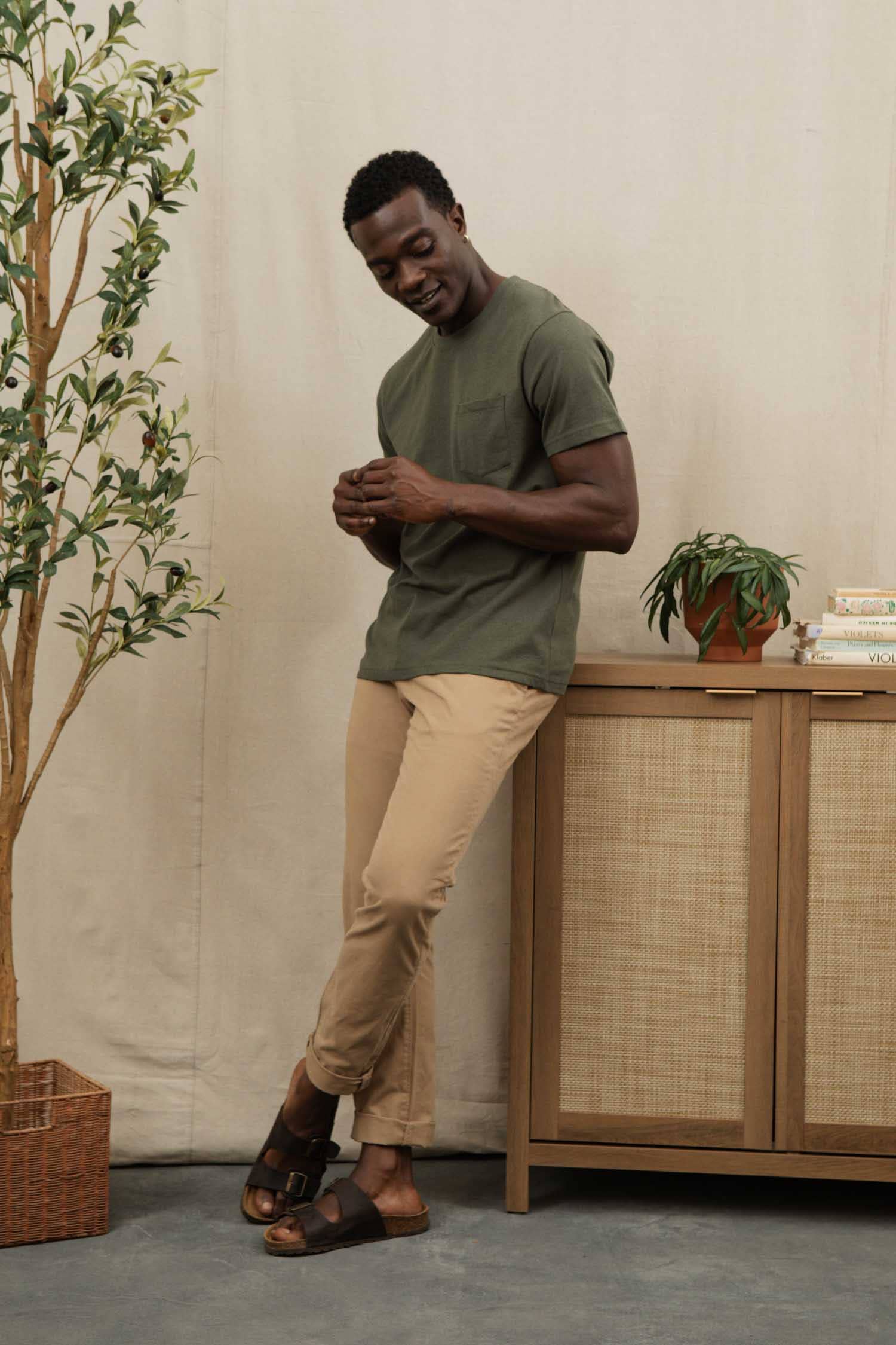 T-shirt sostenibile con taschino in jersey riciclato verde oliva