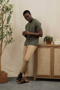 T-shirt sostenibile con taschino in jersey riciclato verde oliva