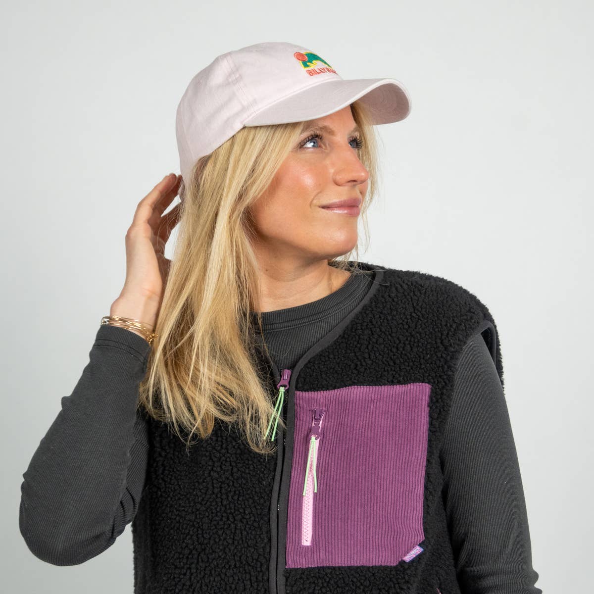 Cappellino rosa antico in cotone con logo ricamato
