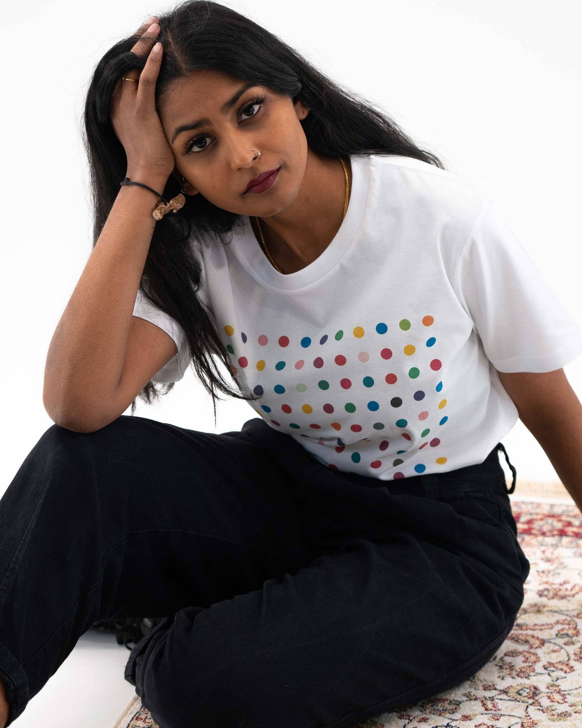 T-shirt unisex bianca con stampa a pois multicolore