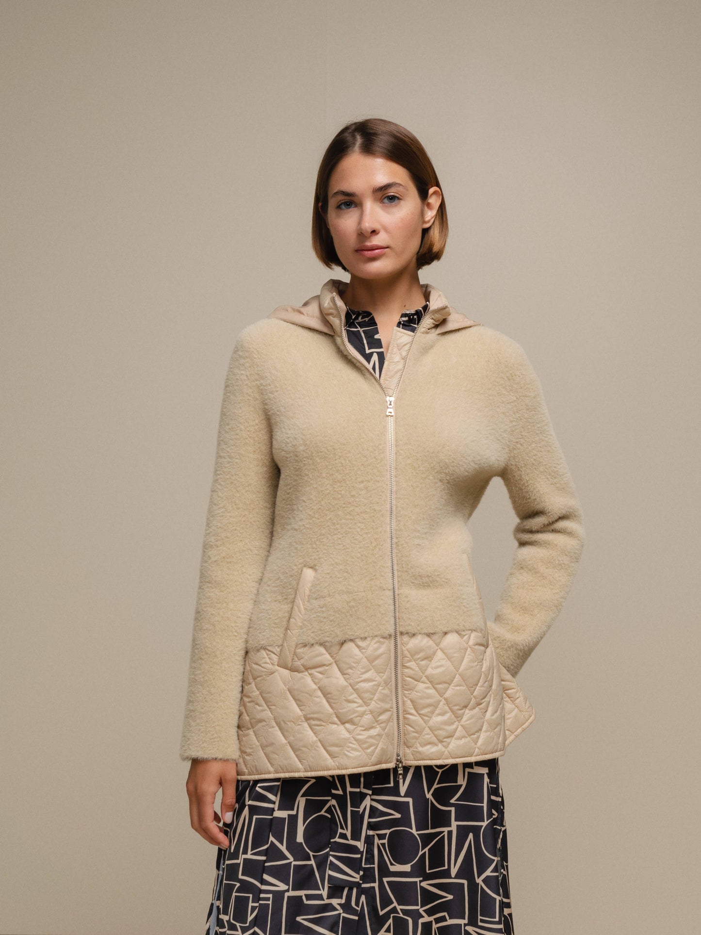Giacca in maglia con cappuccio e inserti trapuntati