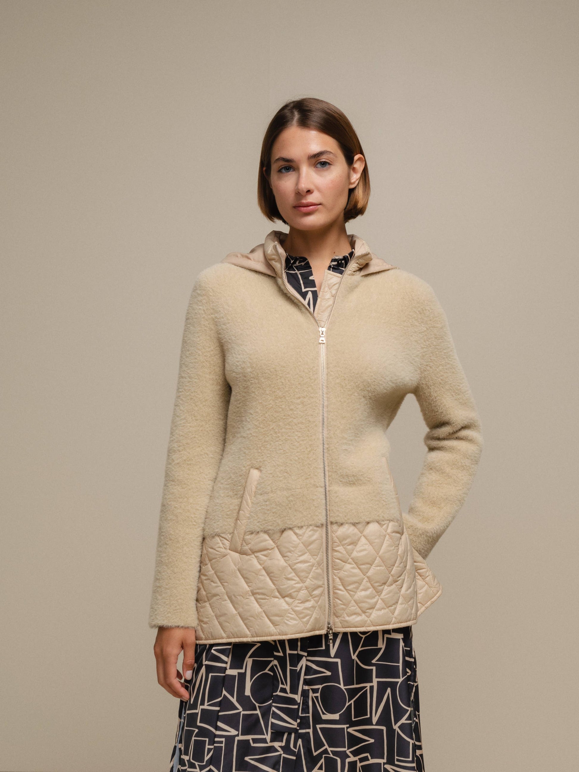Giacca in maglia con cappuccio e inserti trapuntati
