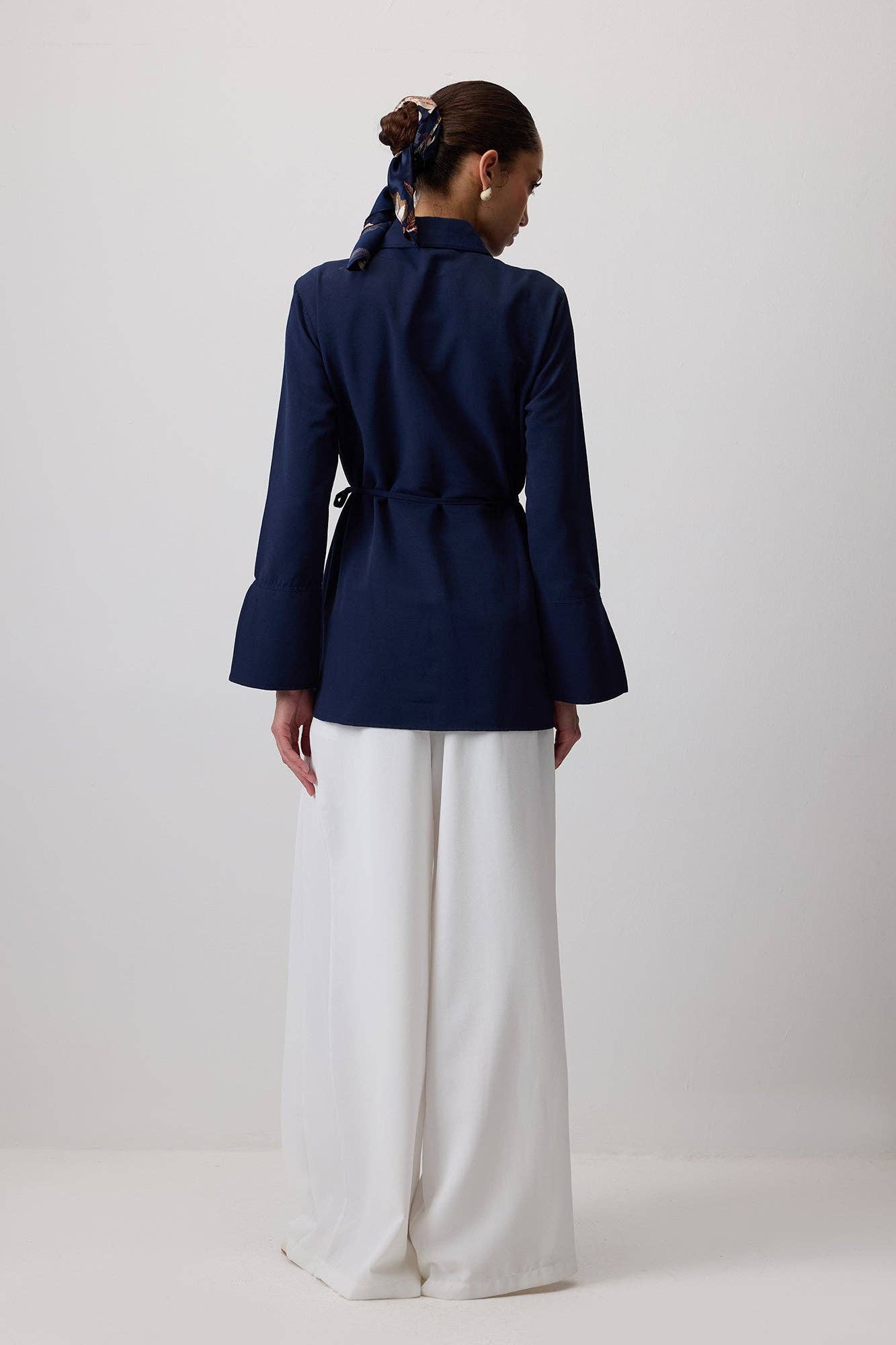 Camicia in lino blu navy con pizzo floreale e cintura