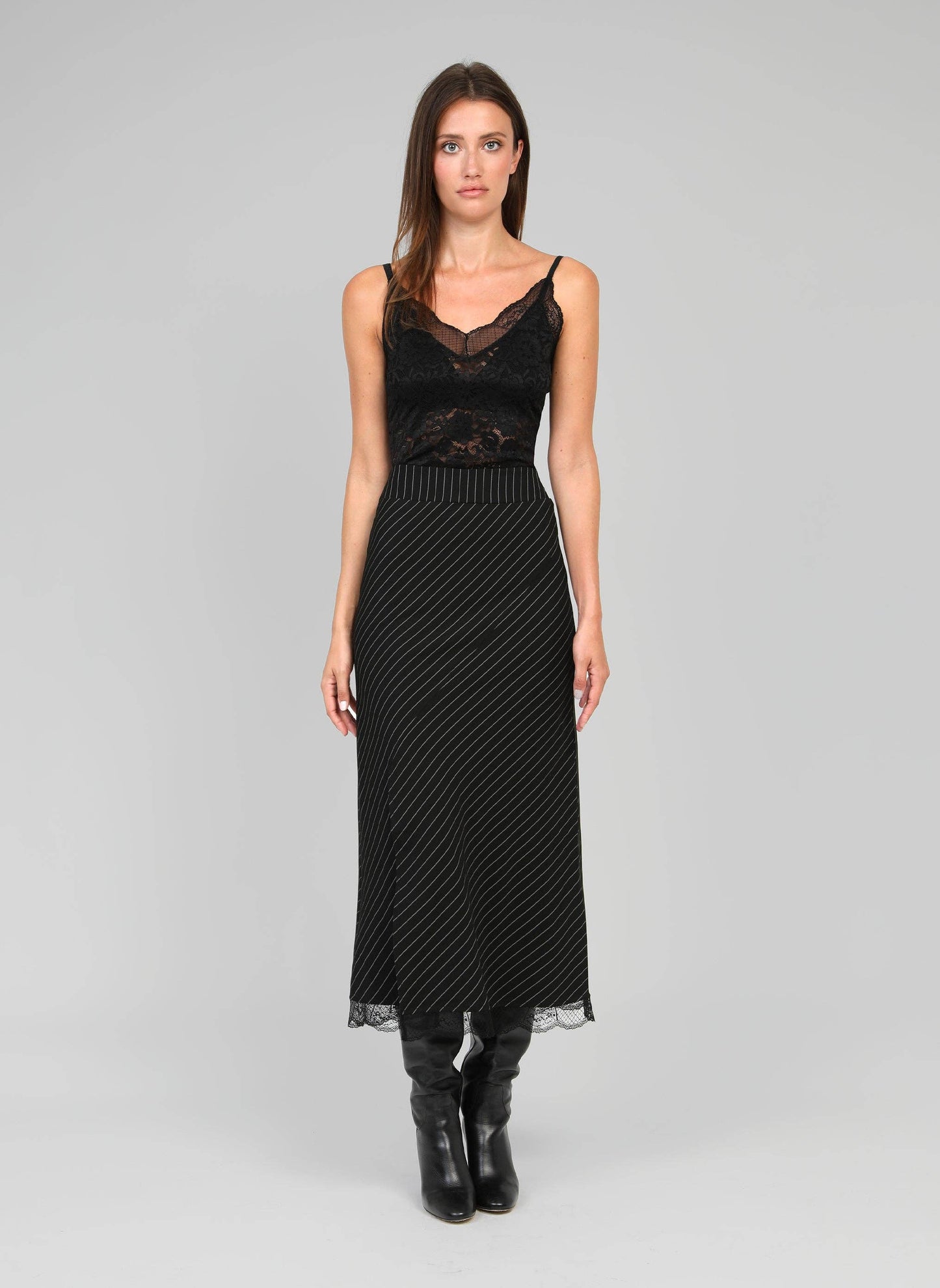 Gonna midi Juliane nera a righe con bordo in pizzo