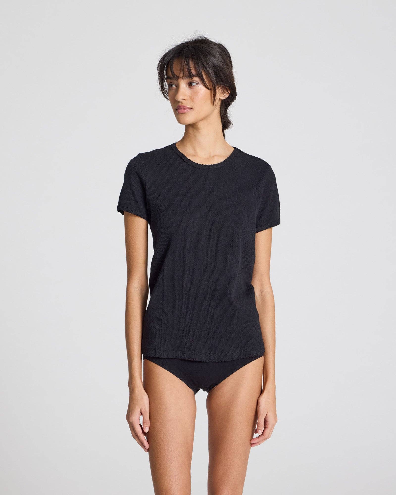 T-shirt Chrisstine in cotone biologico nero con dettagli in pizzo
