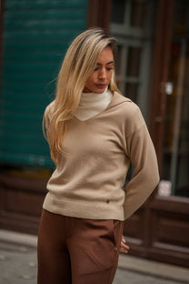 Polo in maglia leggera con scollo a V