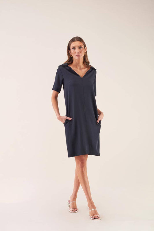 Abito corto minimal con scollo a V