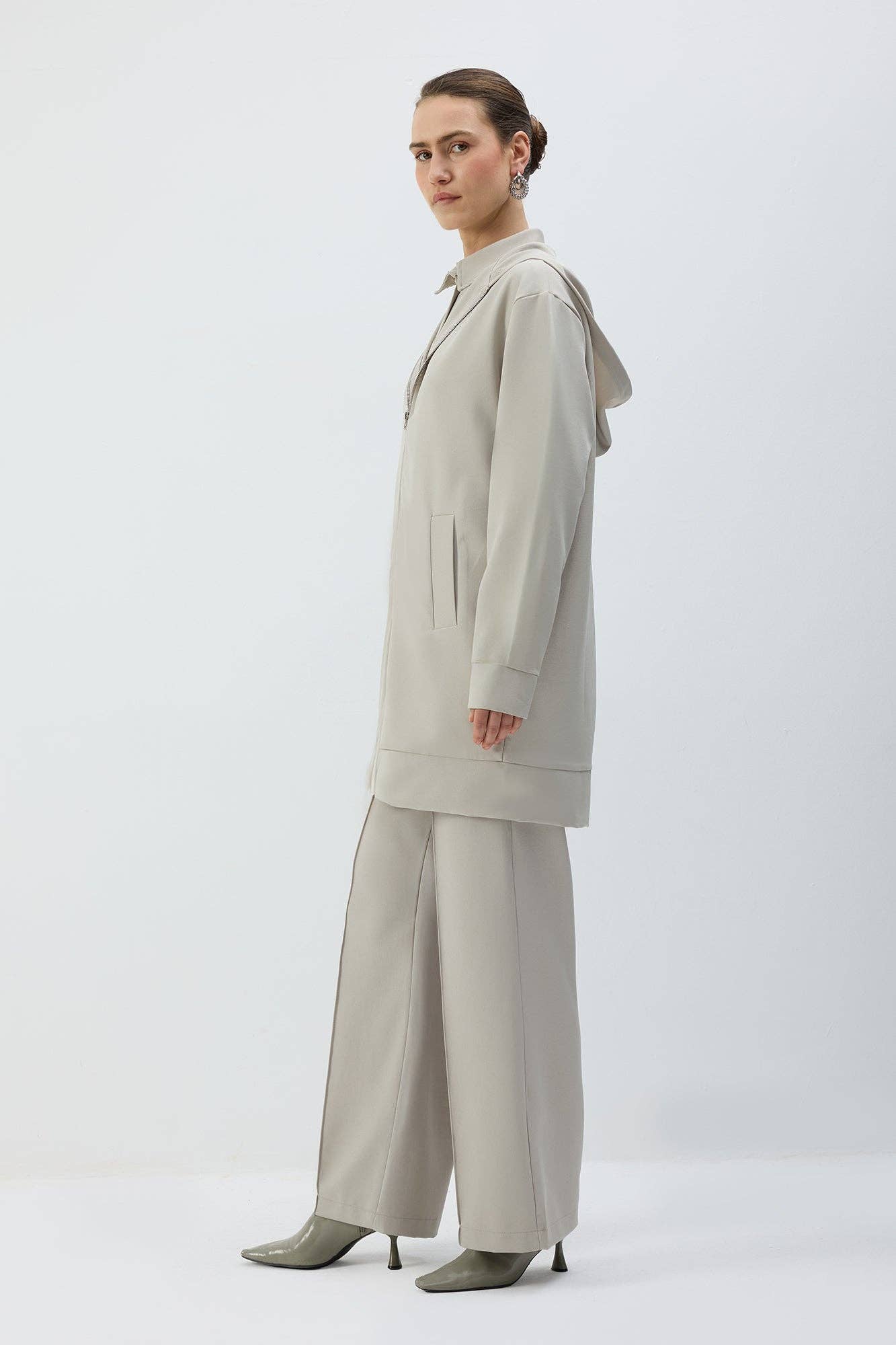 Giacca lunga con cappuccio e zip