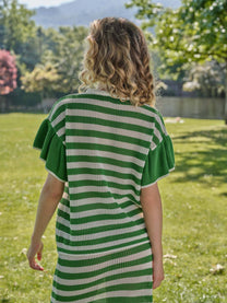 Abito in maglia a righe con maniche volant