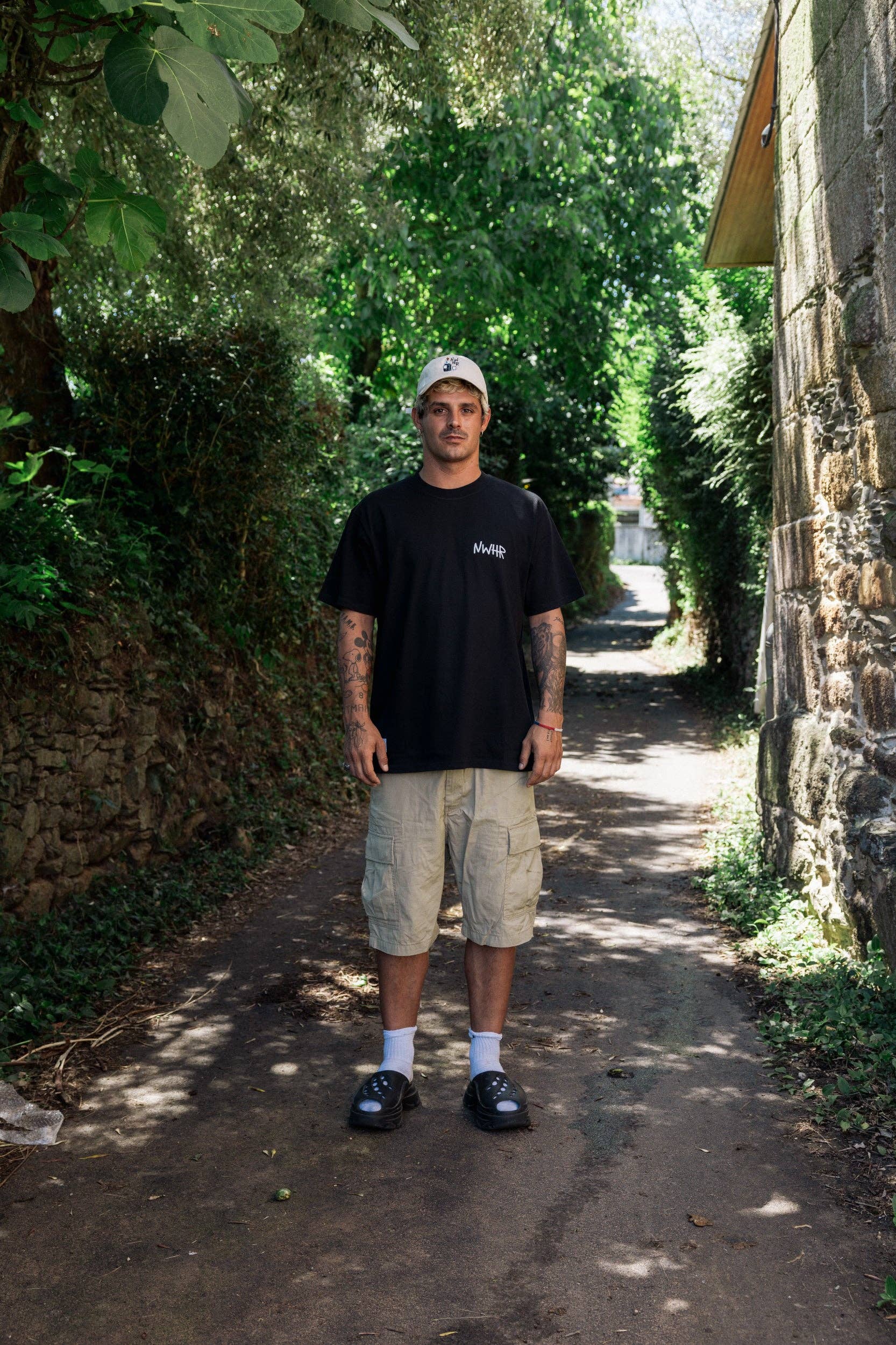 T-shirt NWHR in cotone biologico con stampa artistica