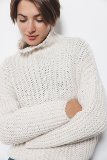 Maglione a trecce con collo alto