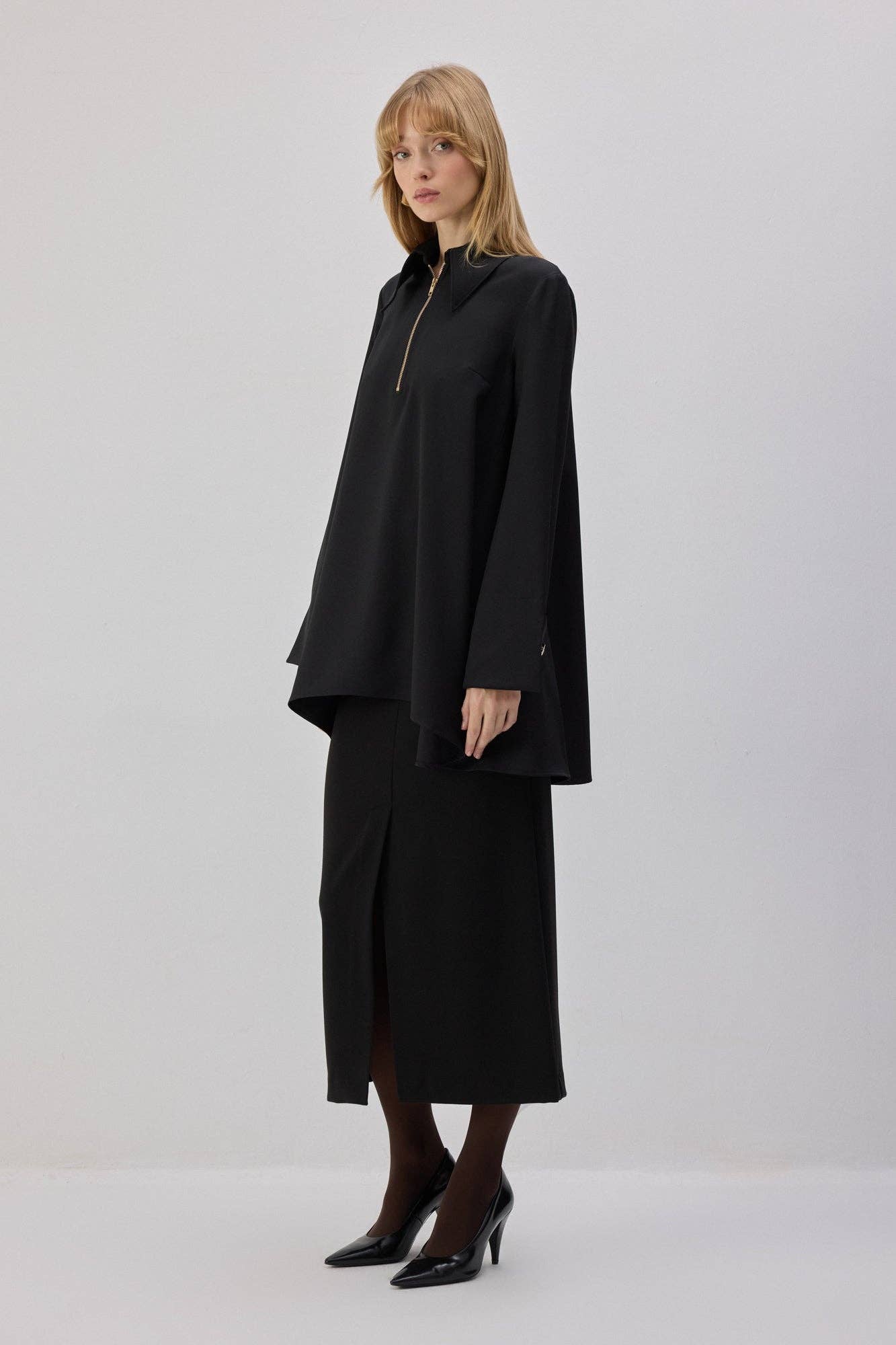 Tunica nera con zip e collo a camicia
