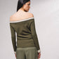 Maglione off-shoulder in lurex con profili a contrasto