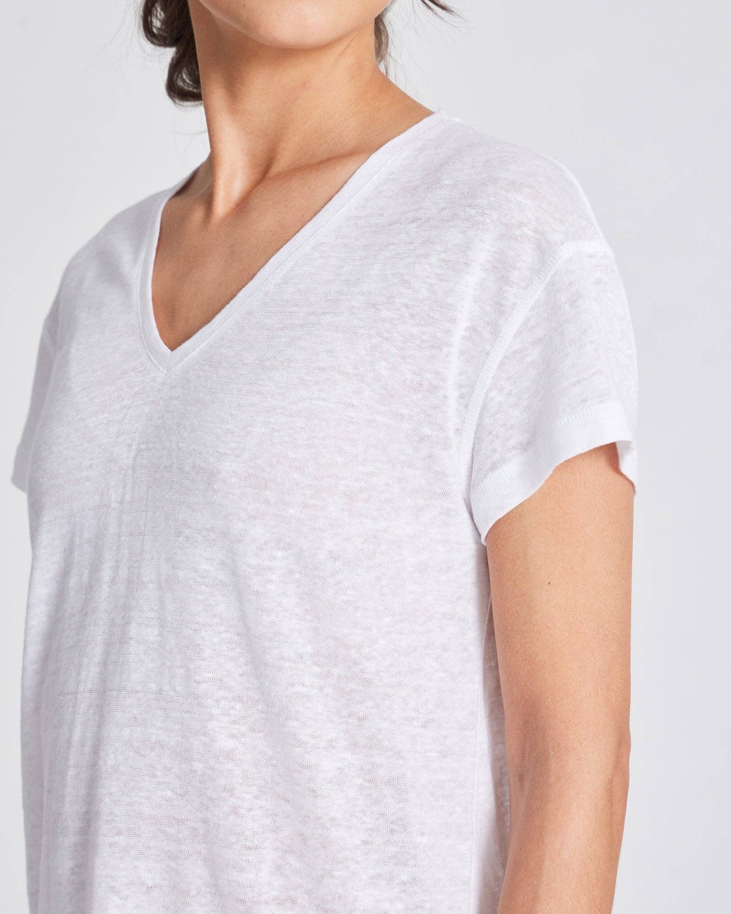 T-shirt in lino Simone bianca con scollo a V