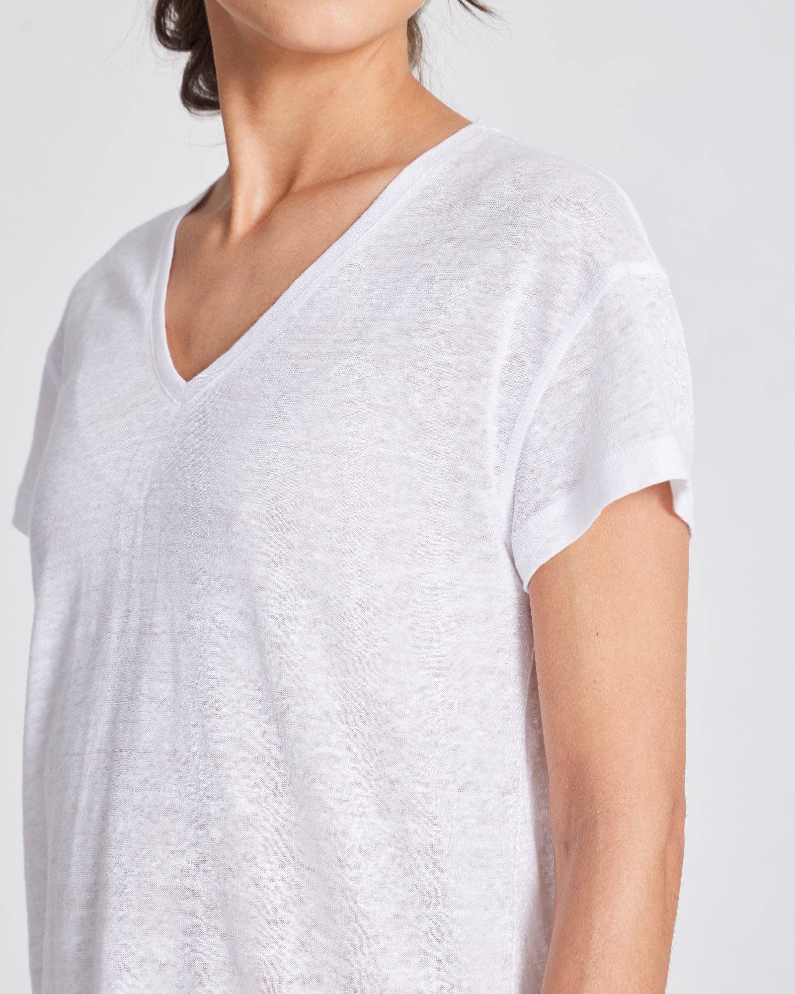 T-shirt in lino Simone bianca con scollo a V