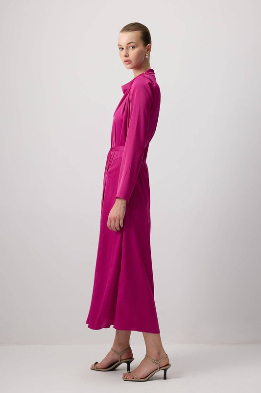 Abito lungo in satin con collo drappeggiato e cintura