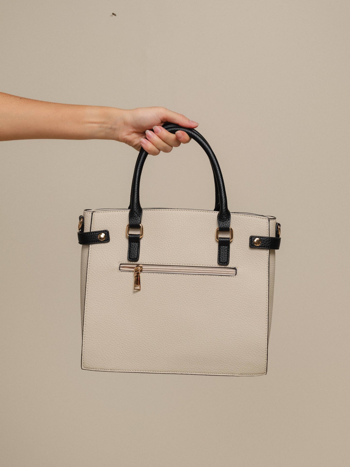 Borsa a mano in ecopelle con dettagli metallici