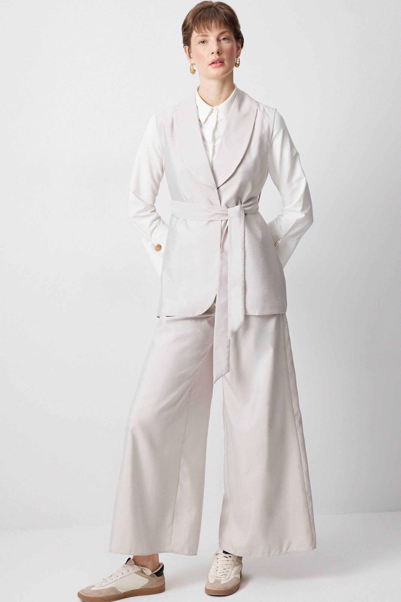 Completo smanicato con gilet cintura e pantaloni palazzo