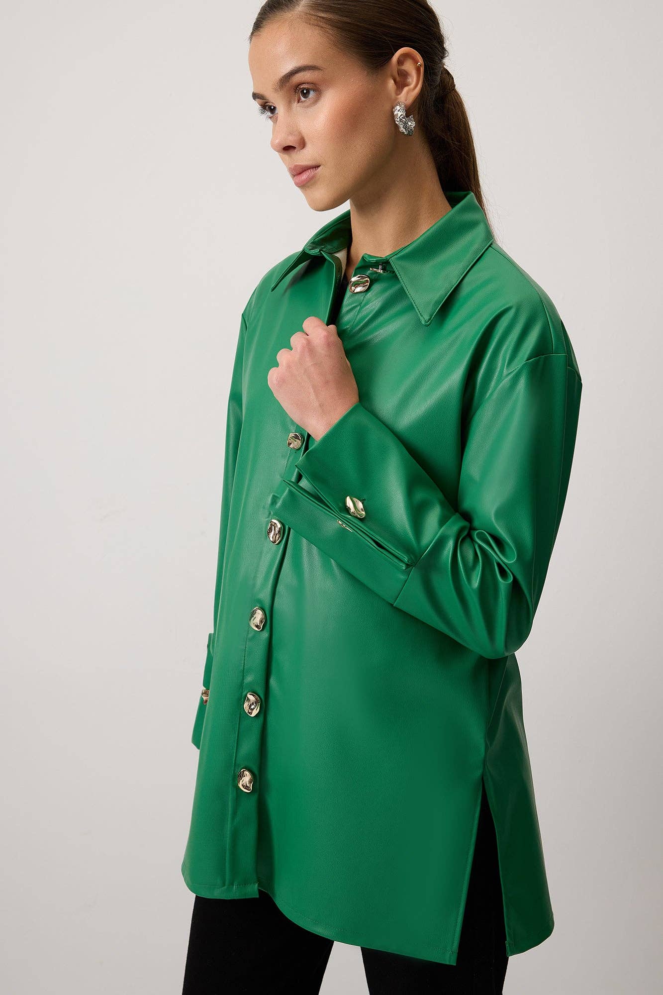 Camicia in ecopelle con polsini ampi