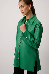Camicia in ecopelle con polsini ampi