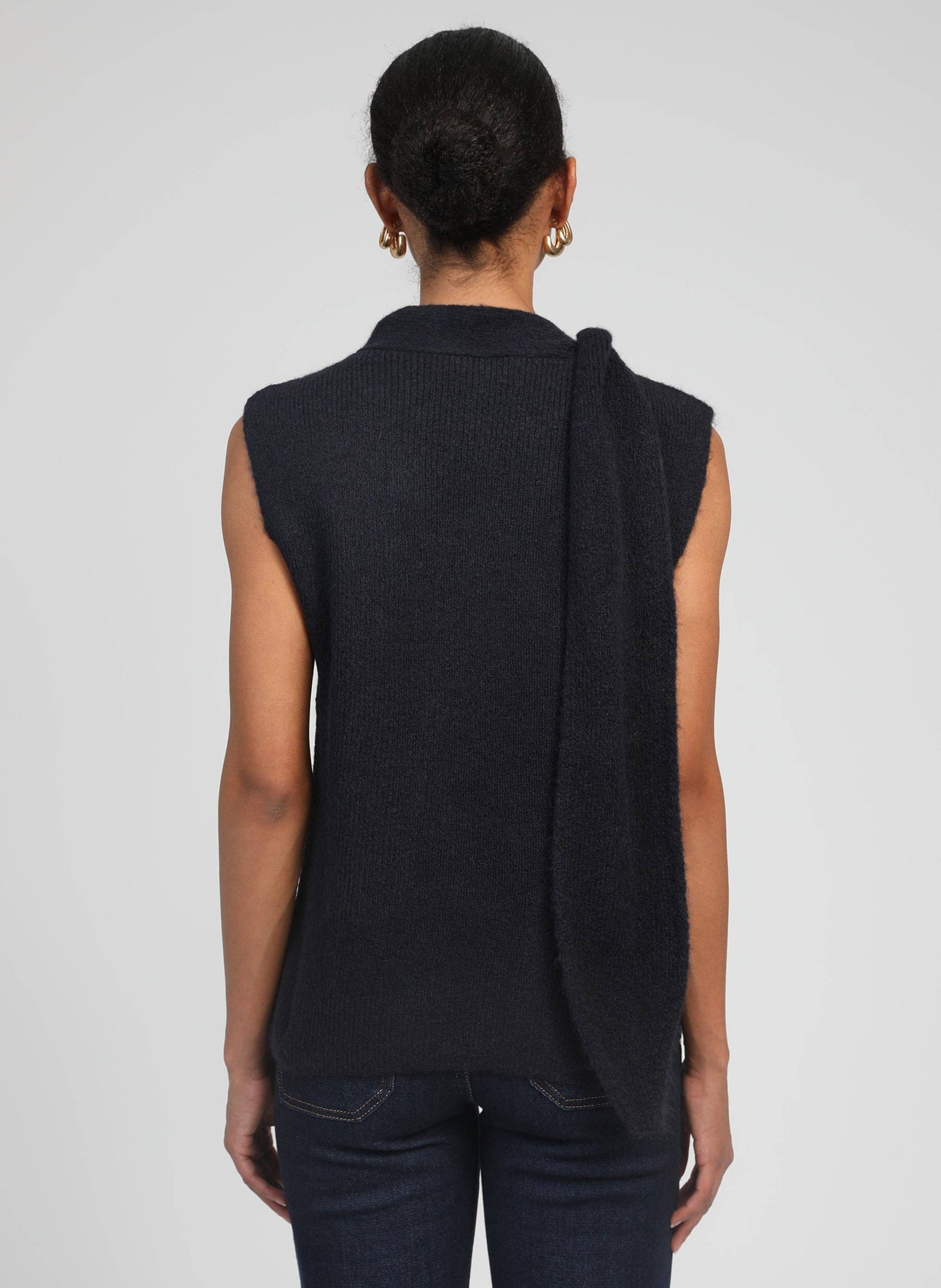 Maglione smanicato a collo alto blu marino