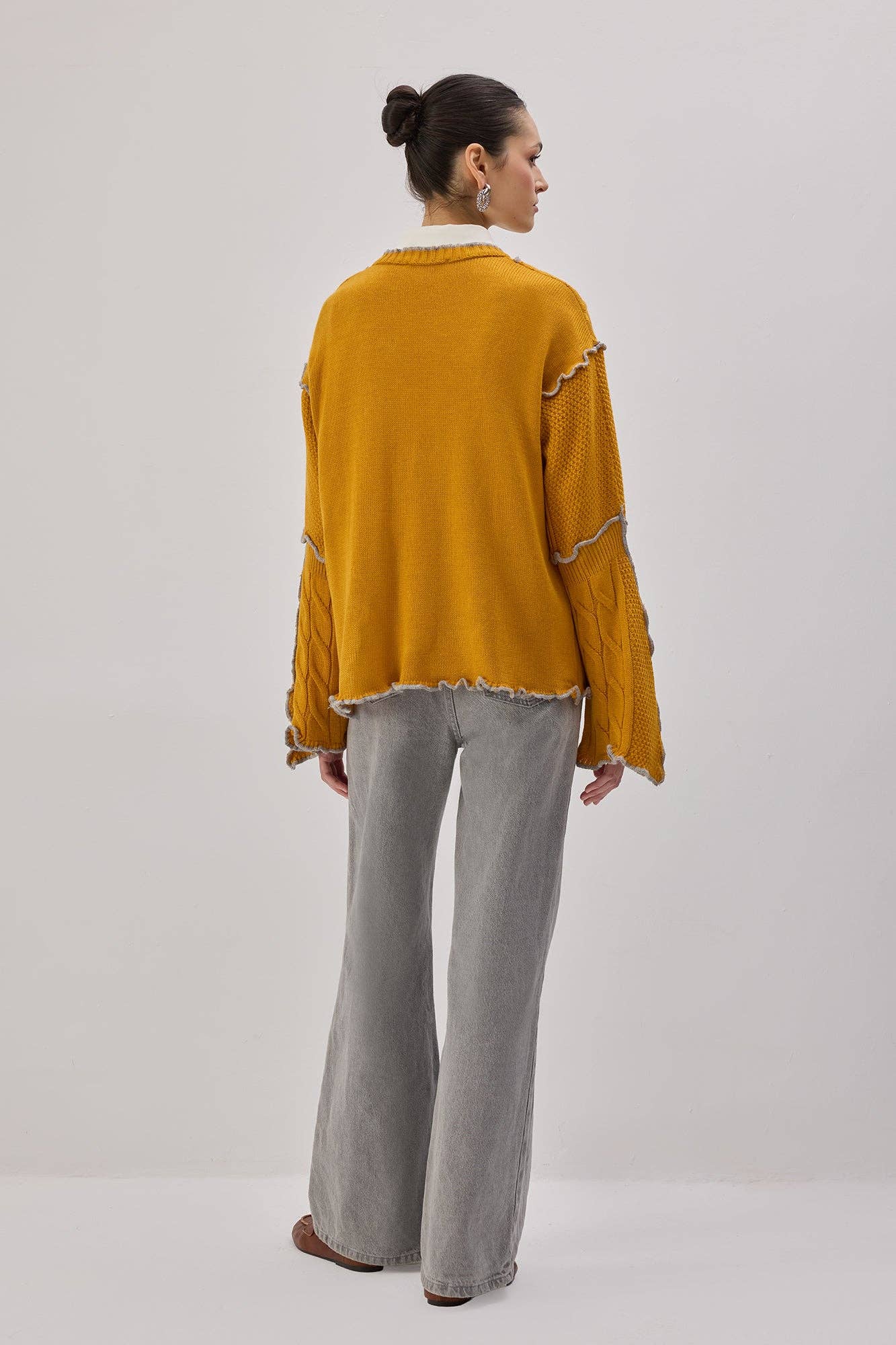 Cardigan in maglia senape con cintura a contrasto