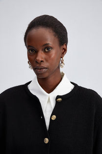 Cardigan nero in maglia con bottoni dorati