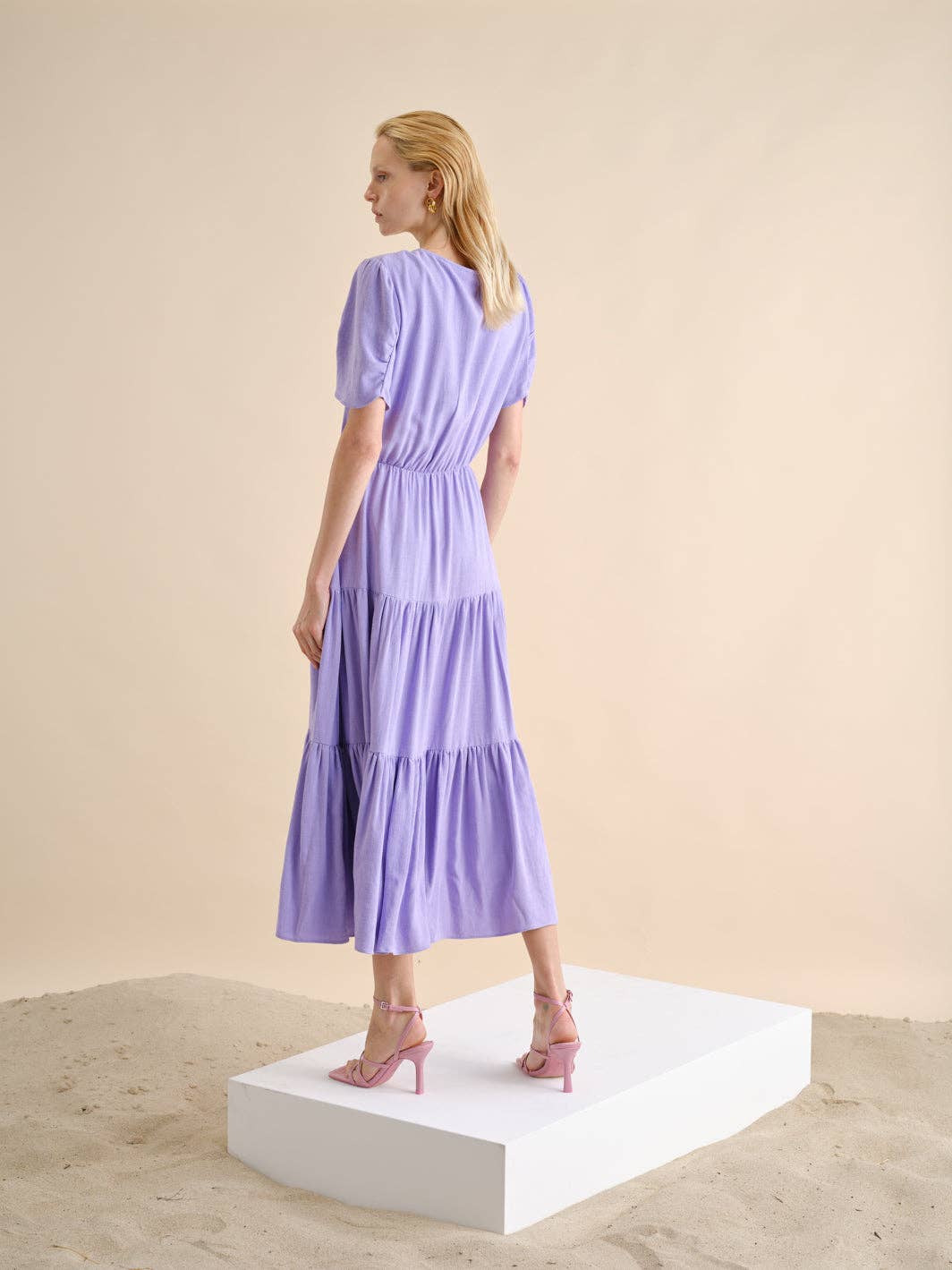 Abito midi in lino con balze e scollo a V